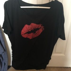 Black red lips tee